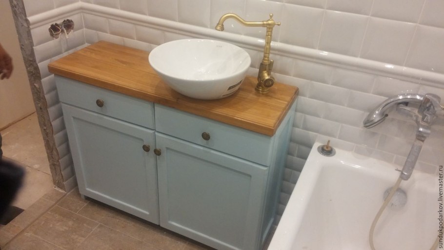 Тумба в ванную с деревянной столешницей