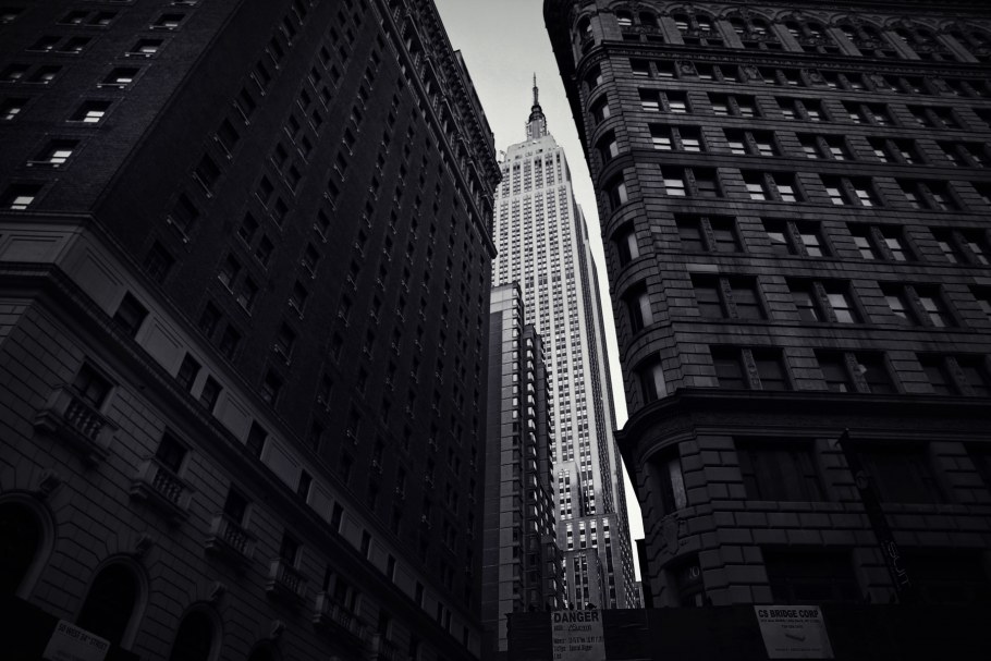 Темный фон здание