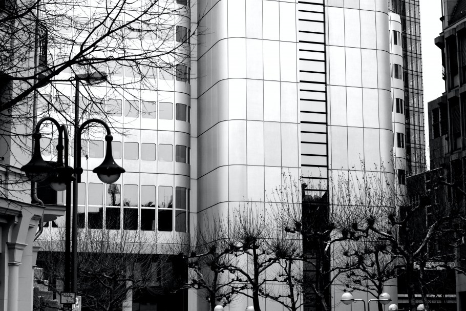 Архитектура в черно-белом-голубом