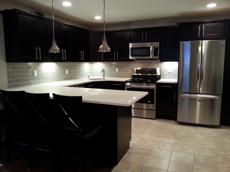 Интерьер большой кухни в темных тонах