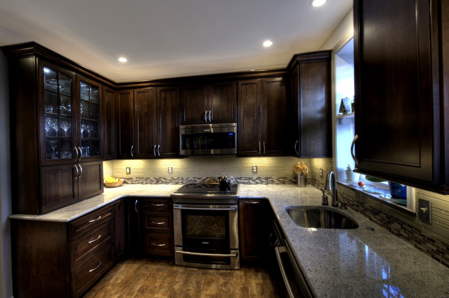 Темно серая кухня