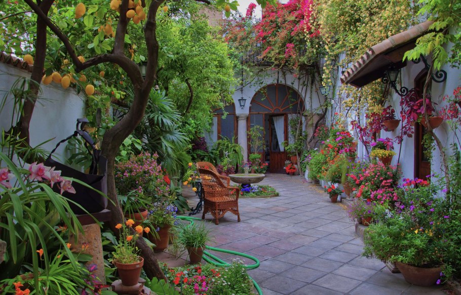 Испанский дворик патио