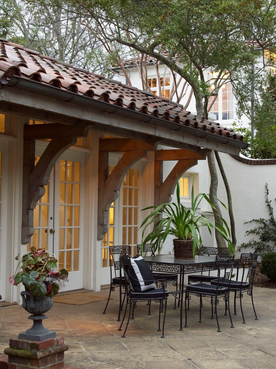 Патио в испанском колониальном стиле