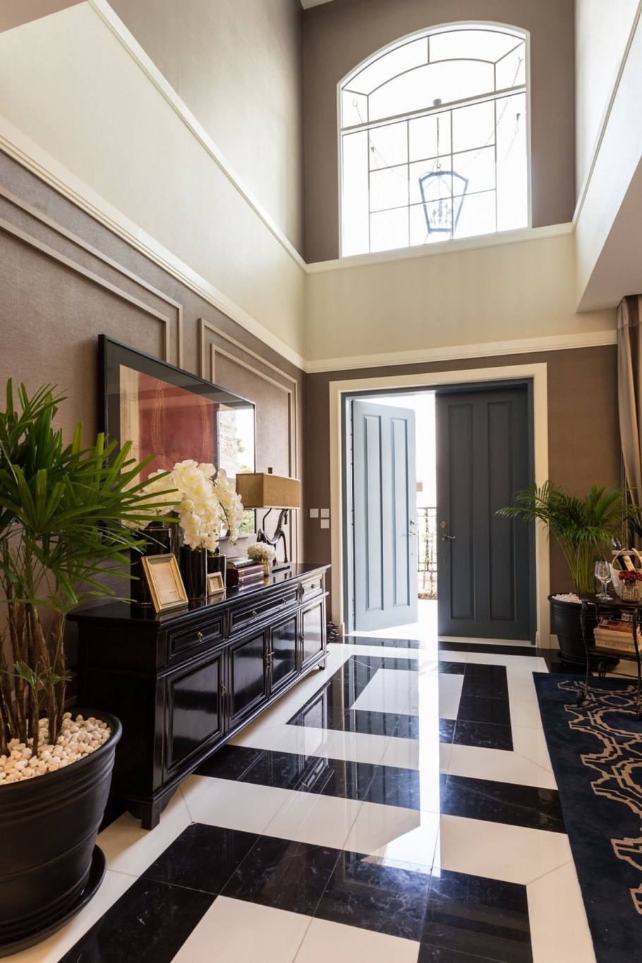 Интерьер холла в частном доме