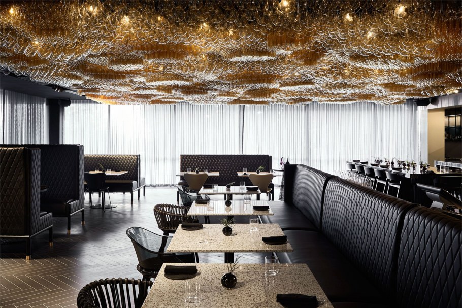 Ресторан с черным потолком