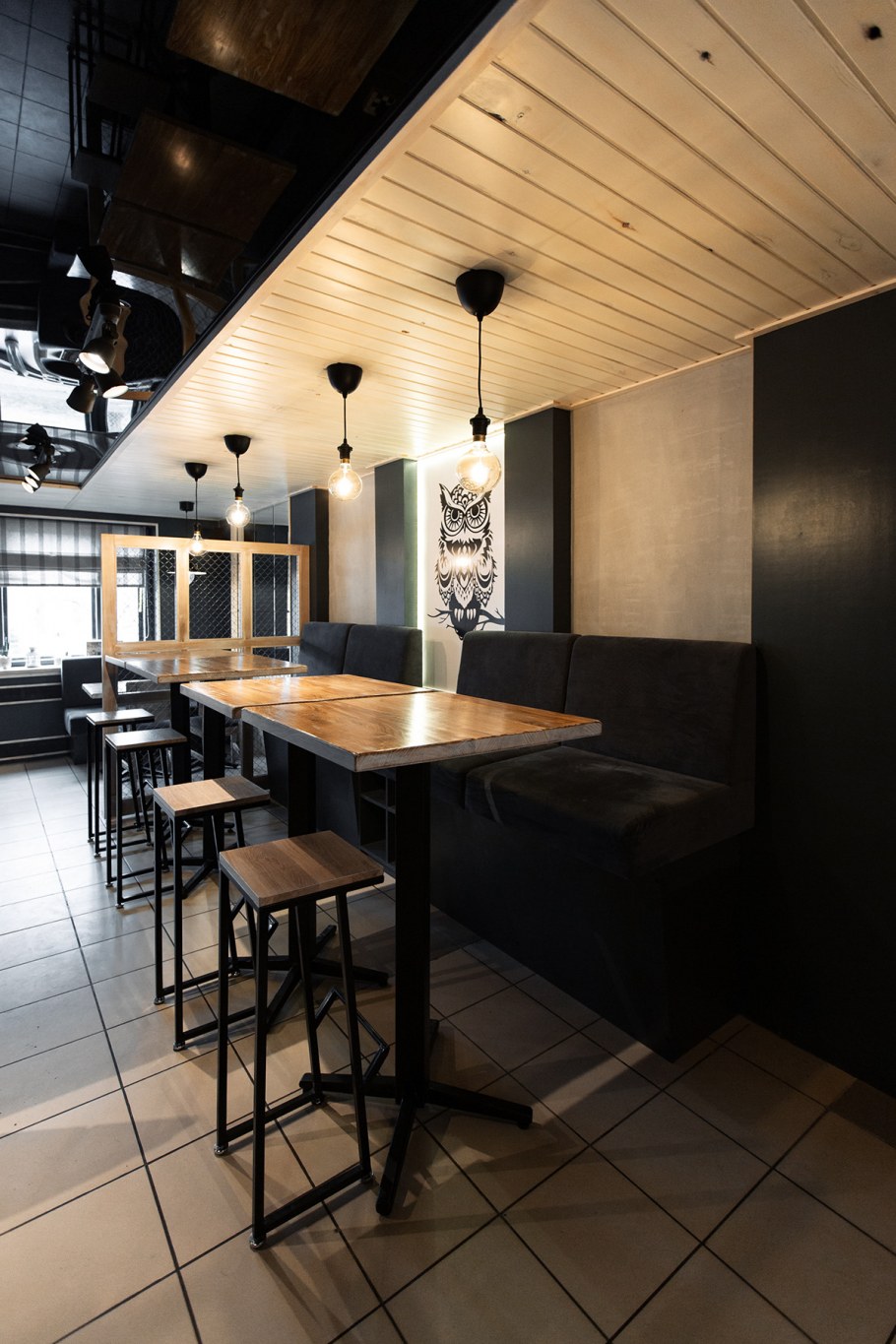 Чёрный потолок в интерьере кафе