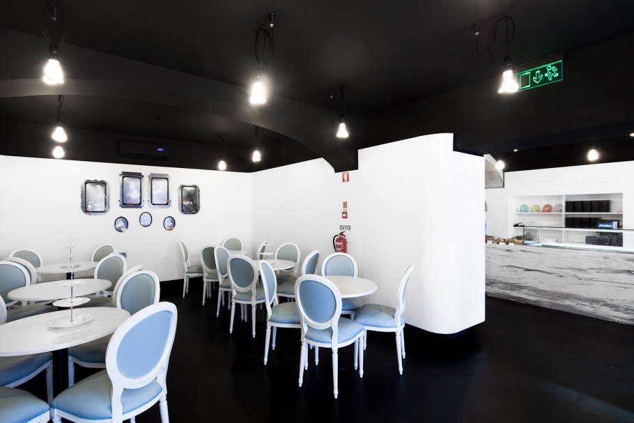 Интерьер кафе в белом цвете