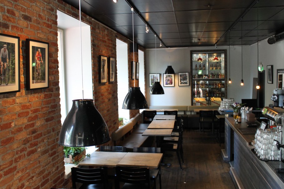 Темный потолок в кафе