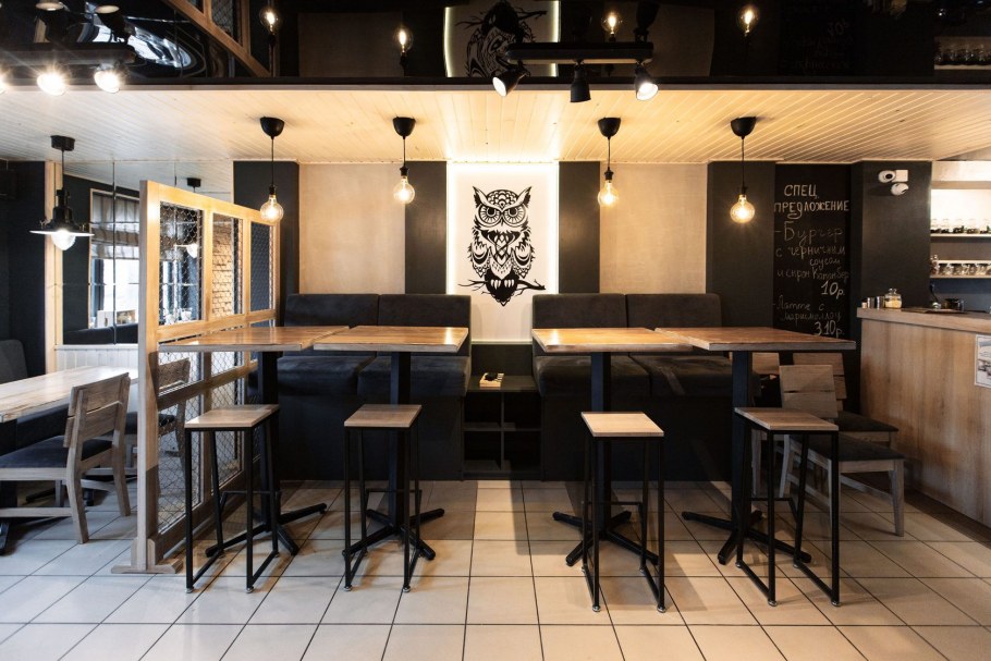 Черный потолок в кафе