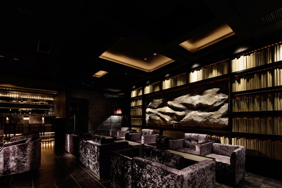 Интерьер ресторана в темных тонах