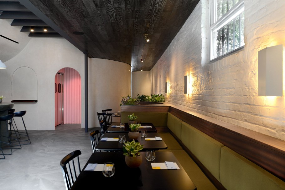 Черный потолок в кафе стены