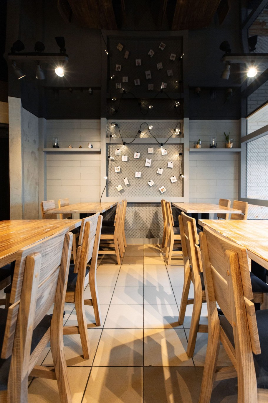 Черный потолок в кофейне и дерево