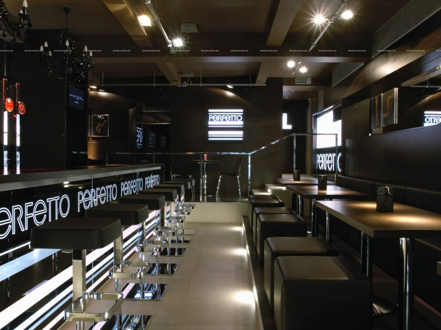 Ресторан интерьер с черными потолками