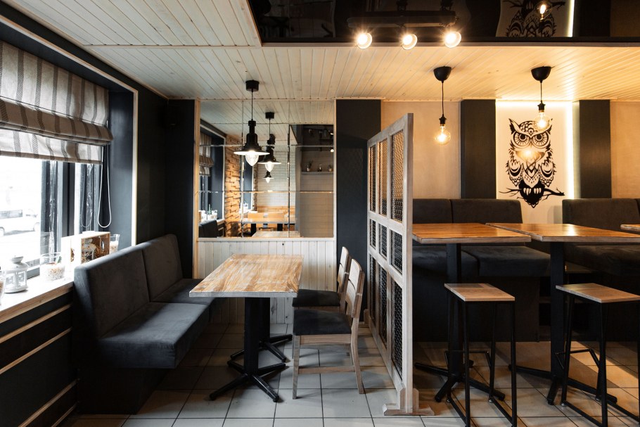 Черный потолок в кофейне