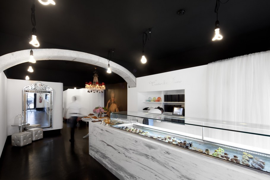 Чёрный потолок в интерьере кафе