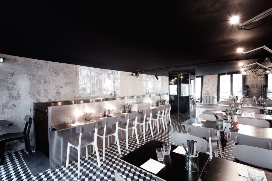 Черный потолок в кафе