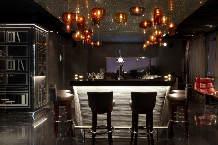 Ресторан в темных тонах