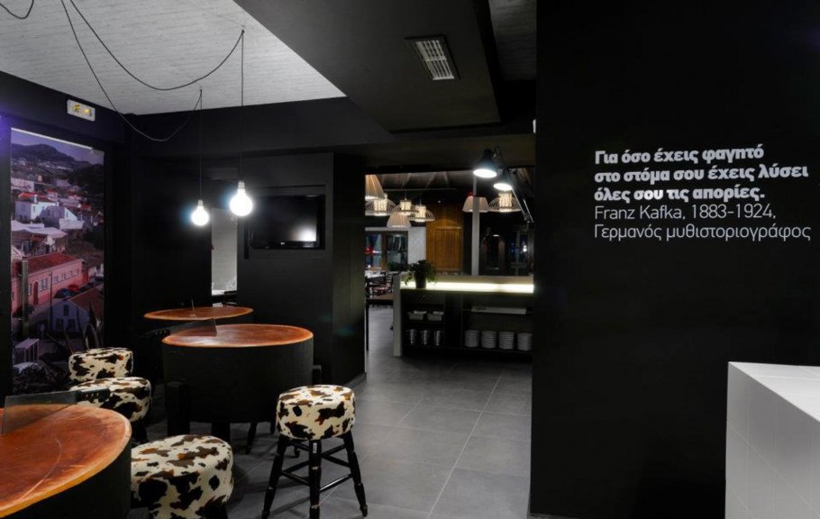 Кафе с черными стенами