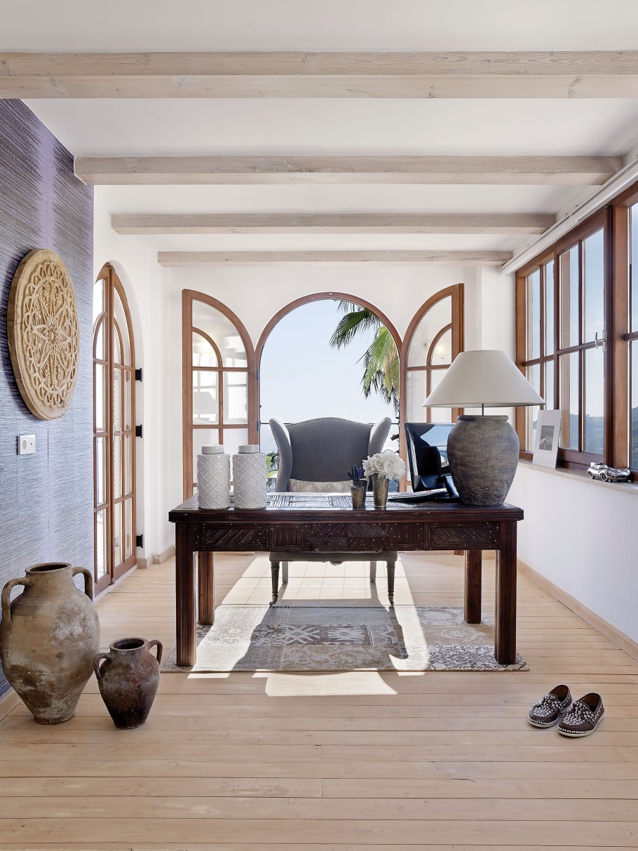 Столик в средиземноморском стиле