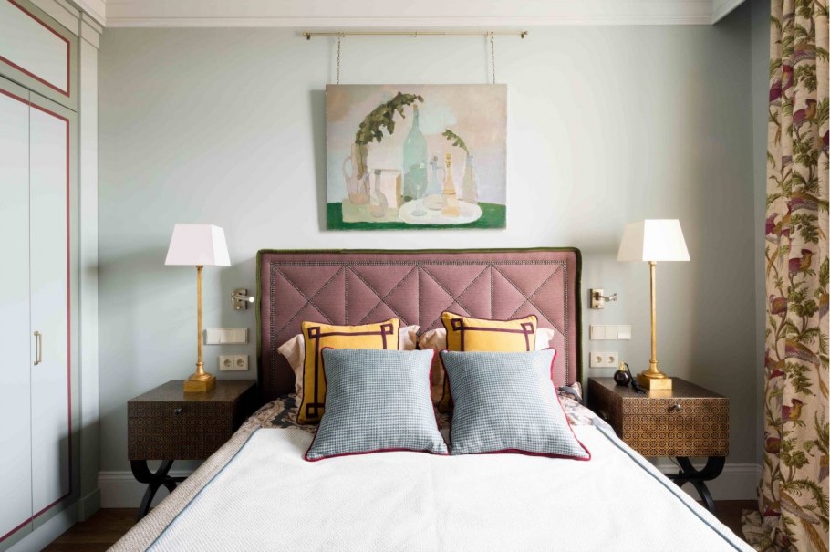 Розетки над тумбочкой в спальне