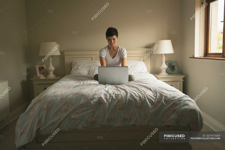 Женщина в спальне домашнее