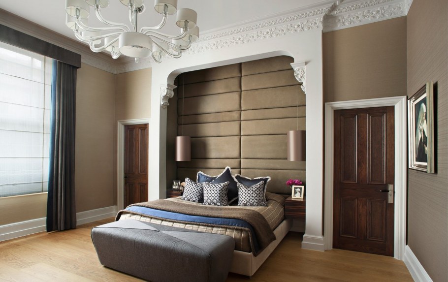 Девушка с часами в постели