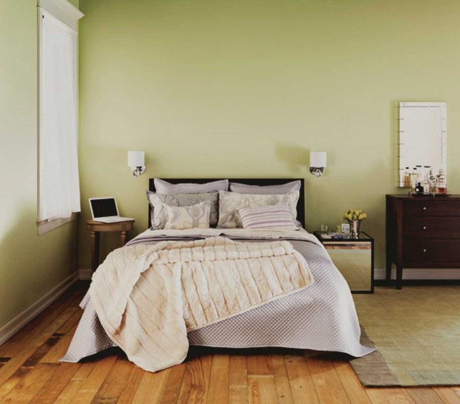 Комната с гирляндой ночью