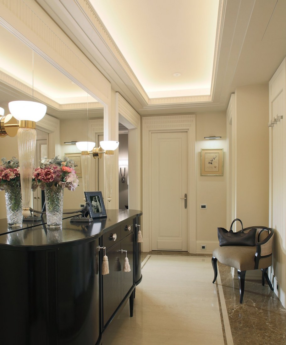 Зеркальная стена в прихожей