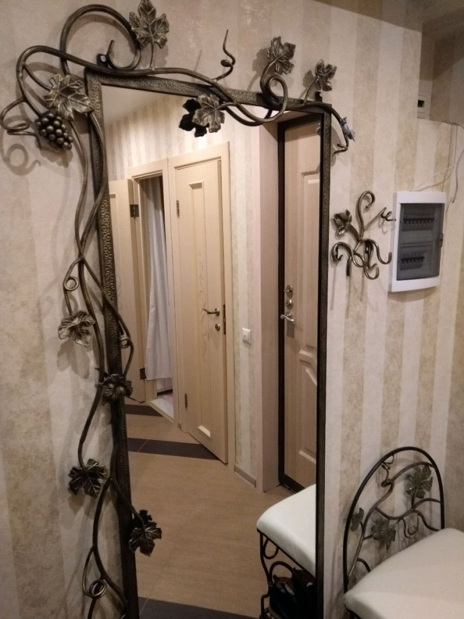 Кованые зеркала в прихожую