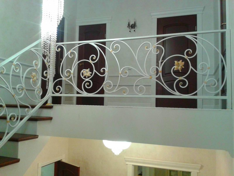 Белые перила