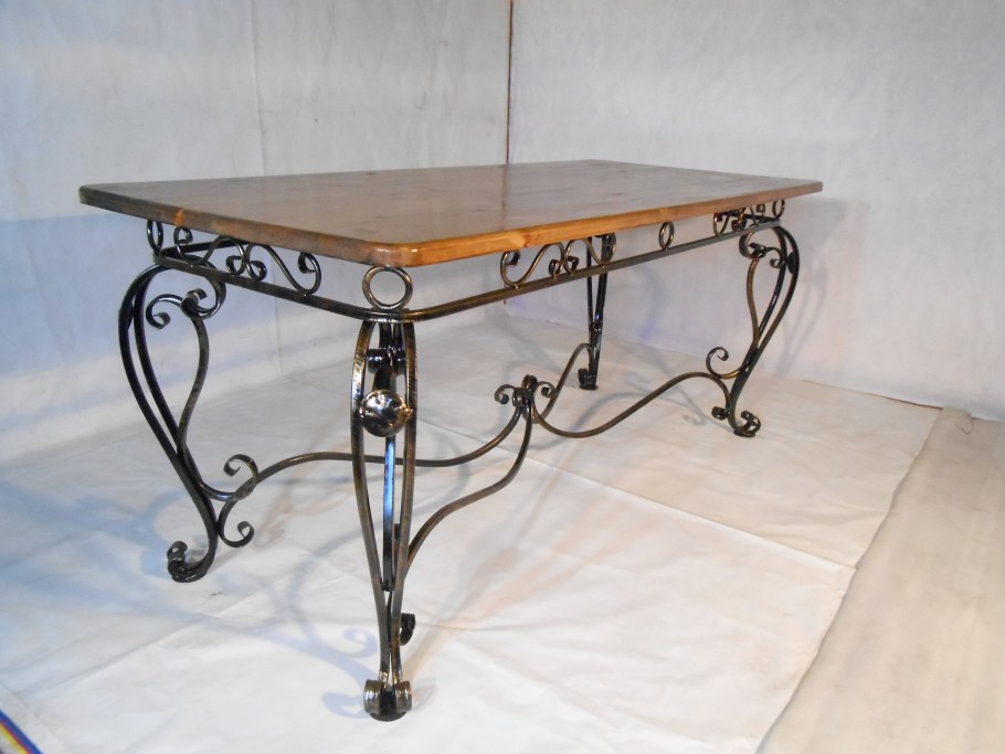Стол с кованными ножками