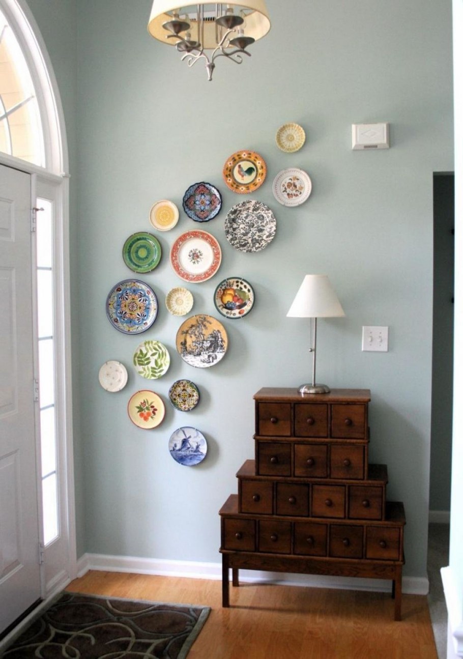Декор стен тарелками в интерьере