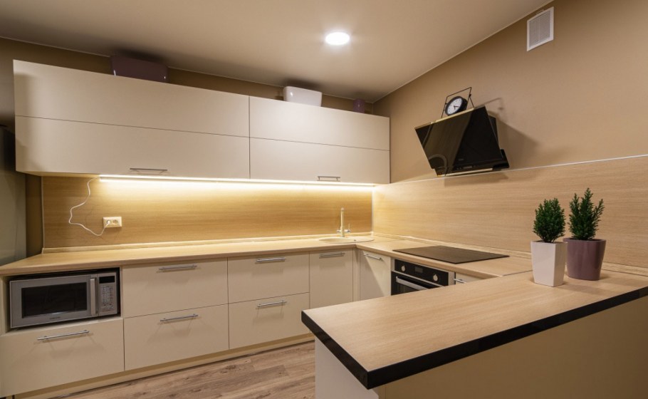 Белый кухонный гарнитур с черными ручками