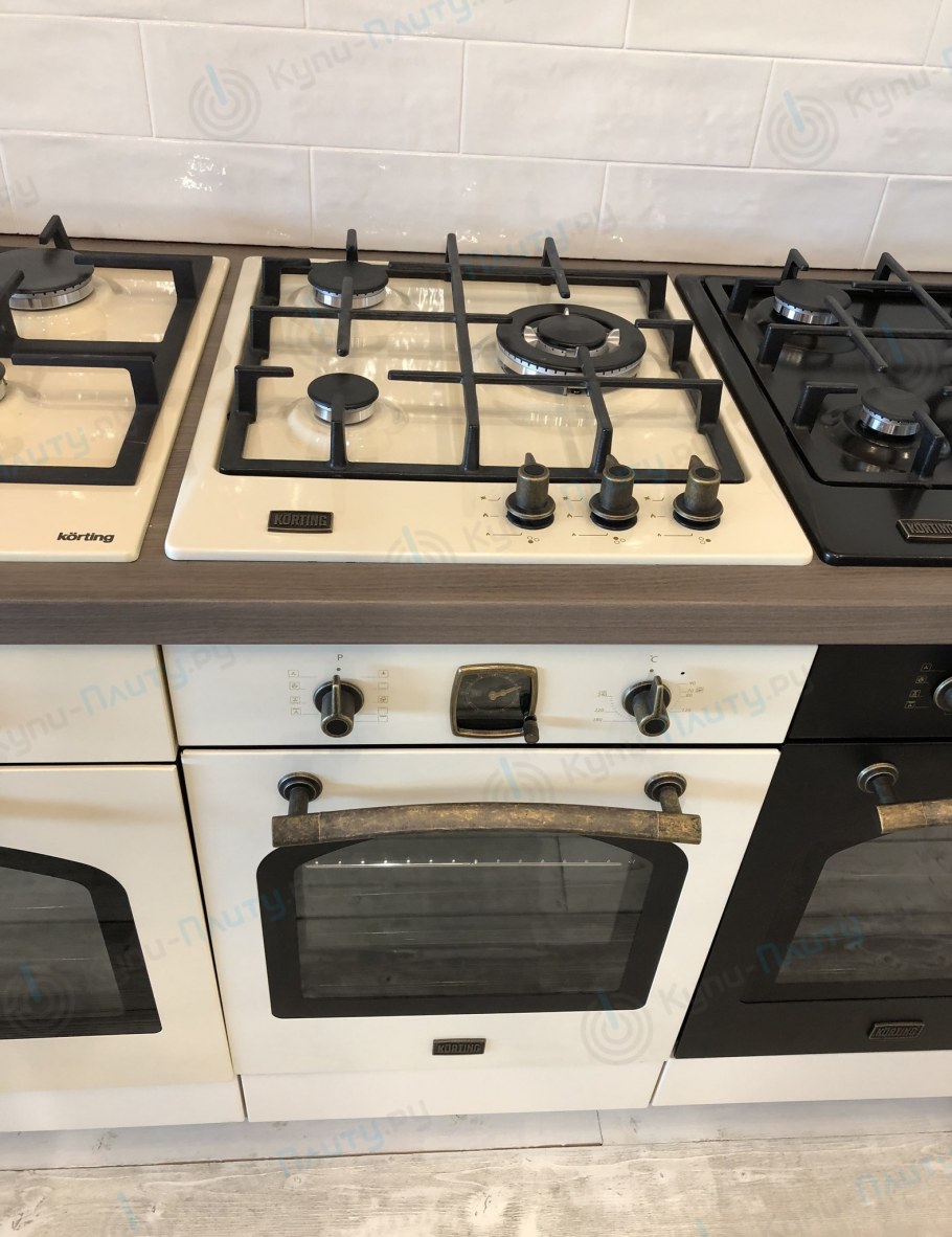 Белая кухня с черным духовым шкафом