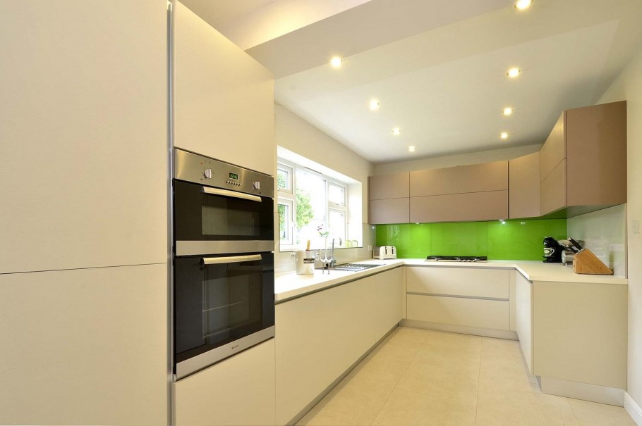 Бежевые кухни