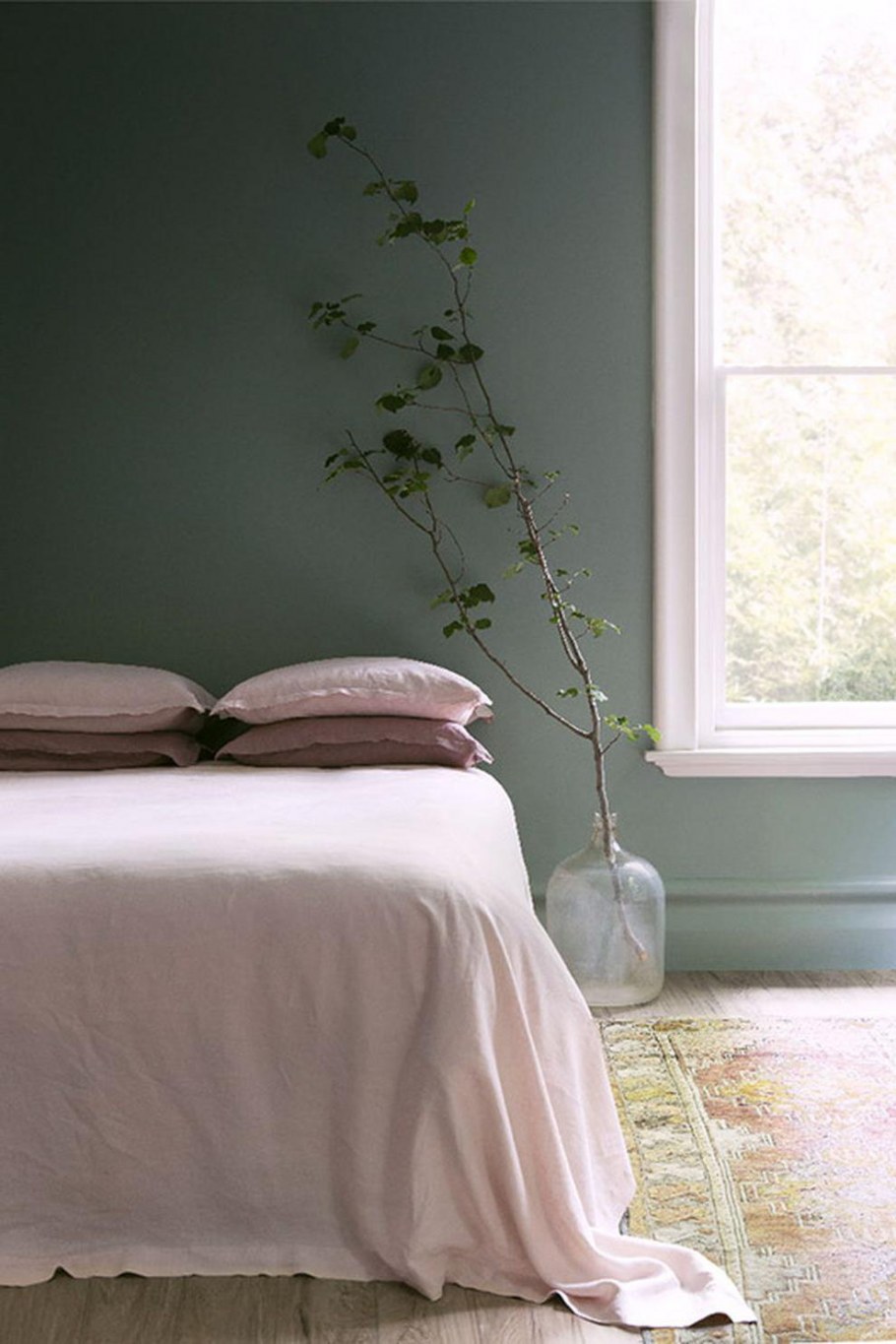 Пыльно розовый и зеленый в интерьере