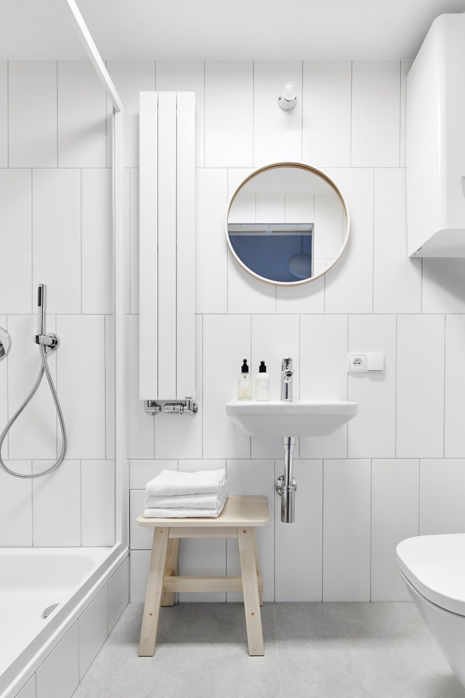 Белая плитка в ванной комнате