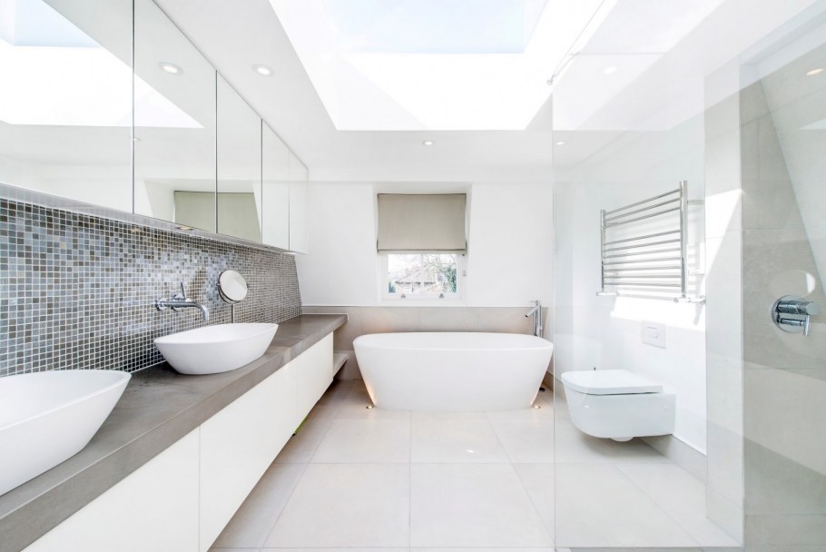 Модный интерьер ванной белый с