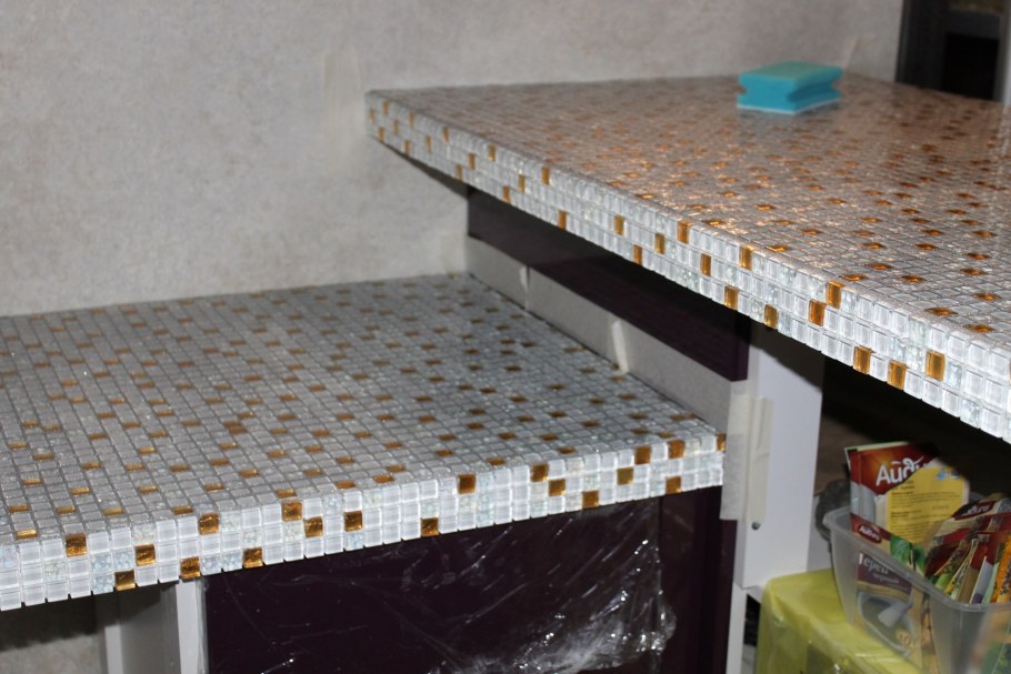 Столешница из плитки на кухню