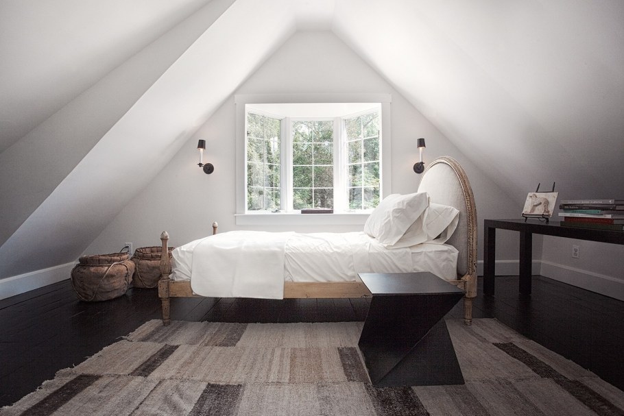 Спальня в доме с мансардной крышей