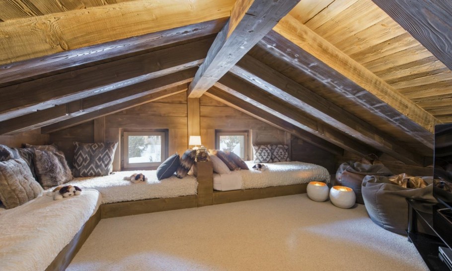 Спальня с высокими потолками