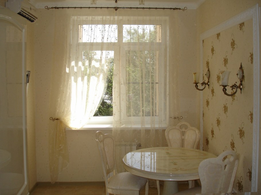 Карниз на маленькую кухню