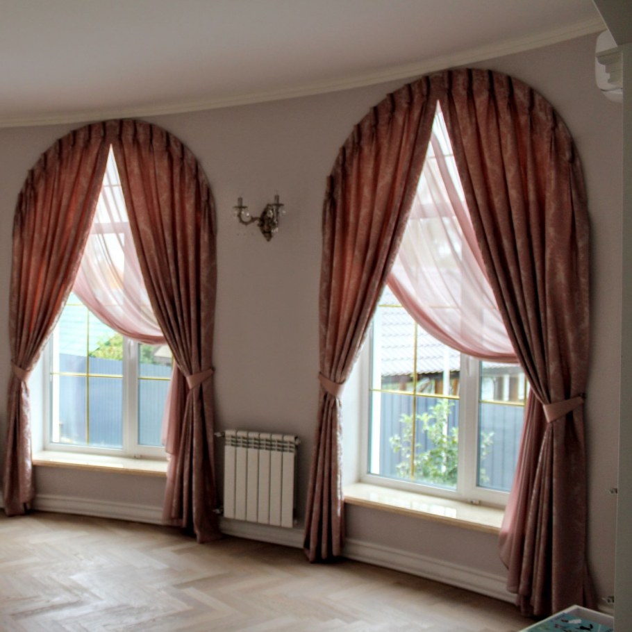 Арочные окна Рехау