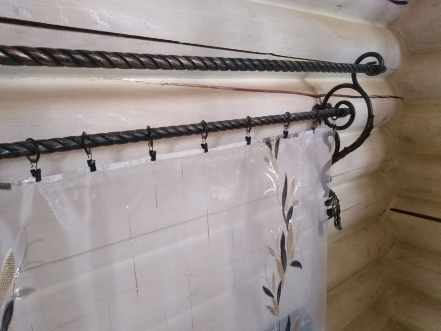 Кованые карнизы для штор в интерьере