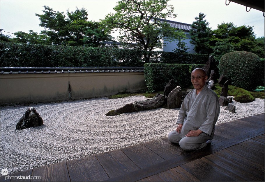 Дзен монастырь сад камней