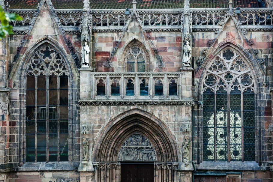 Готический фасад правосудия Париж