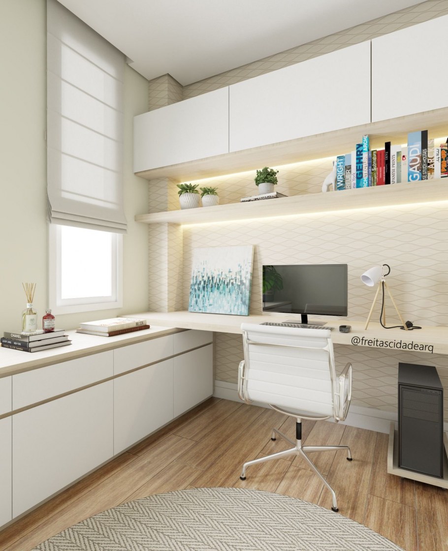 Письменный стол в комнате