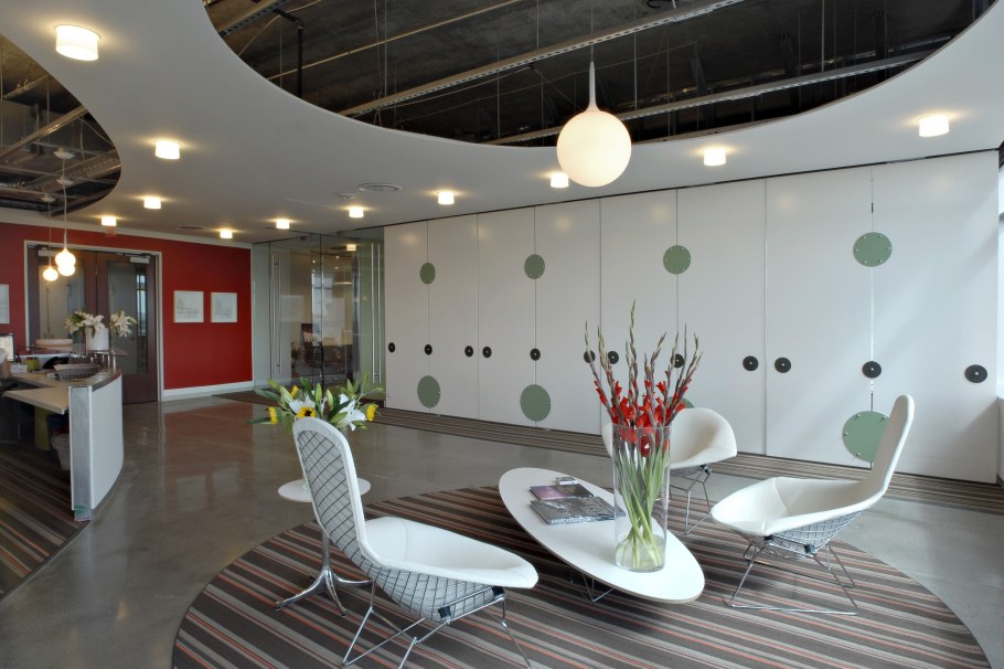 Освещение в гостиной точечными светильниками