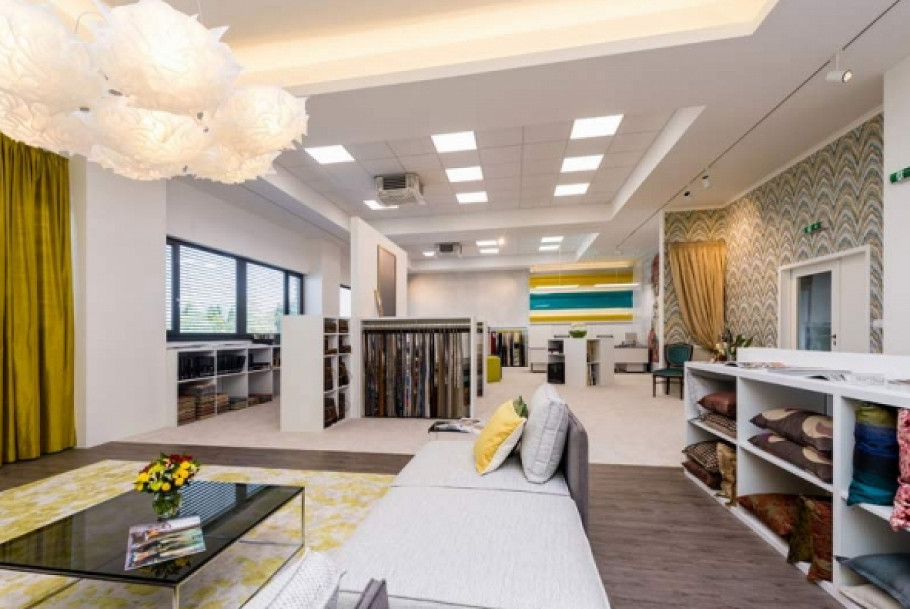 Потолок бордовый спальня