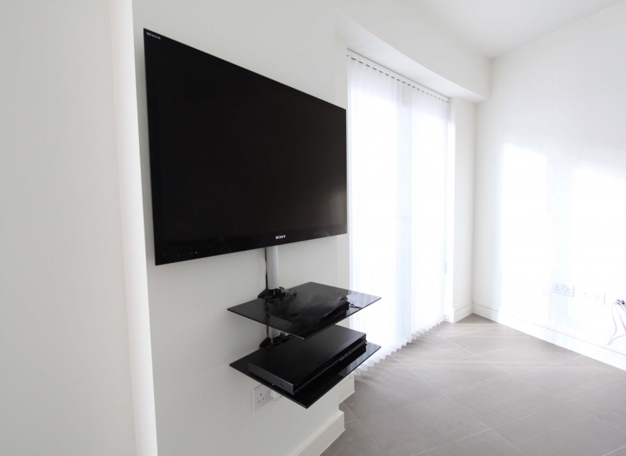 ЖК телевизор на стене